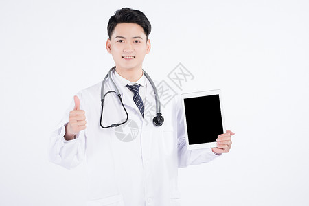 医生手持平板电脑手持平板电脑的男性医生背景