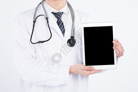 医生手持平板电脑手持平板电脑的男性医生背景