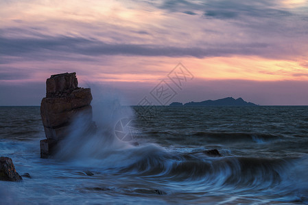 海面上的狂风巨浪背景