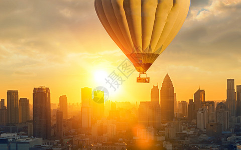 城市上空的热气球背景图片
