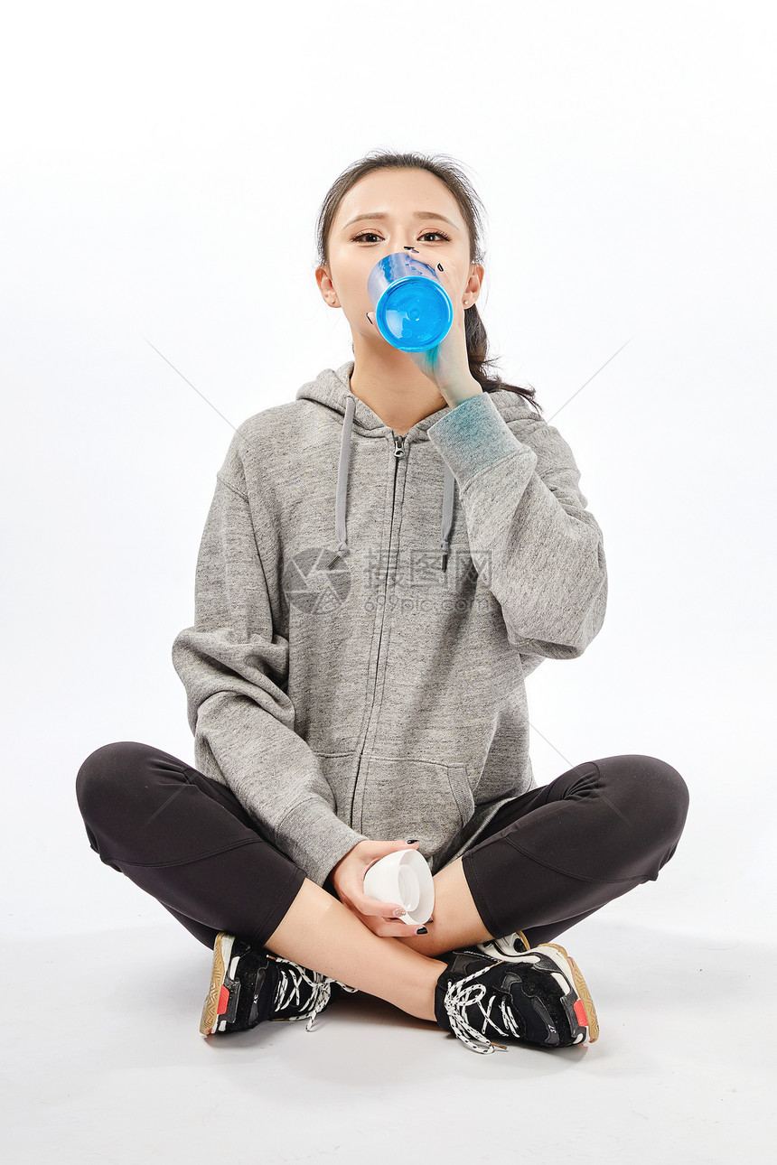 青年女性喝水补充体力动作图片