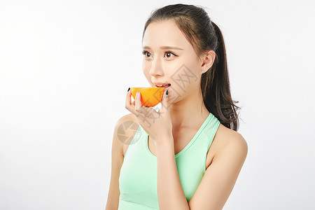 青年女性手拿鲜橙动作高清图片