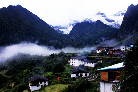 雨岔村云南雨崩村背景