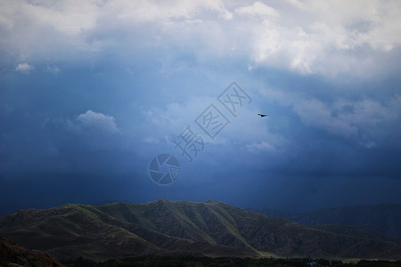 新疆天山暴雨将至图片