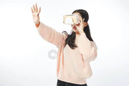 年轻女孩使用虚拟现实动作背景图片