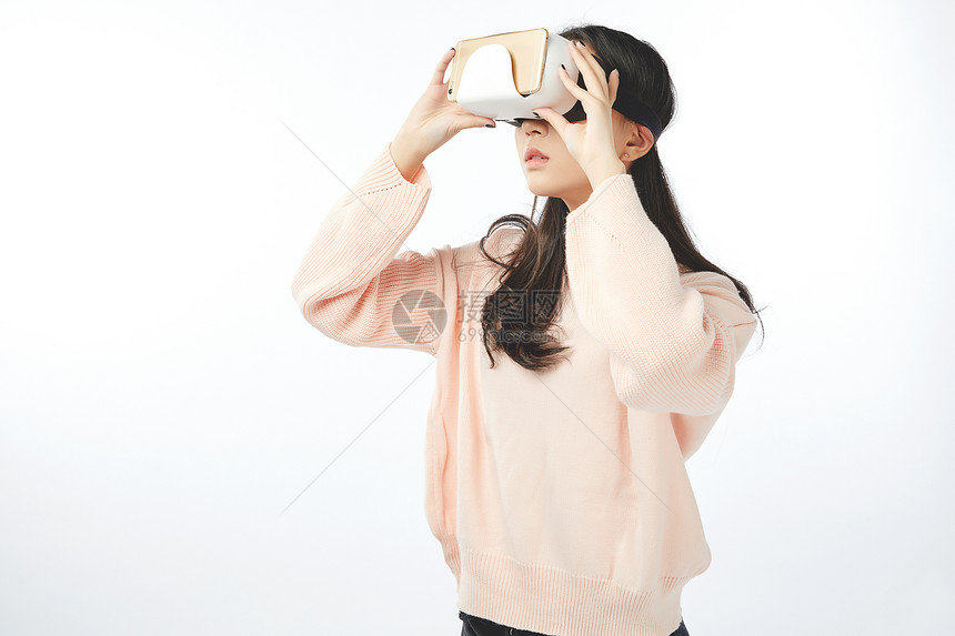 年轻女孩使用虚拟现实动作图片