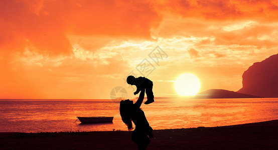 女人海边玩耍夕阳下的母亲和儿子设计图片