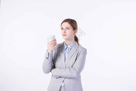 喝咖啡的外国商务女性图片