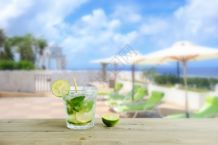 薄荷柠檬水冷饮   海边 背景设计图片