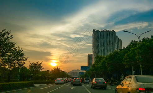 夕阳下的公路汽车归途回家背景