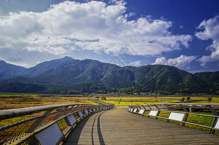 大山与田野腾冲北海湿地公园背景