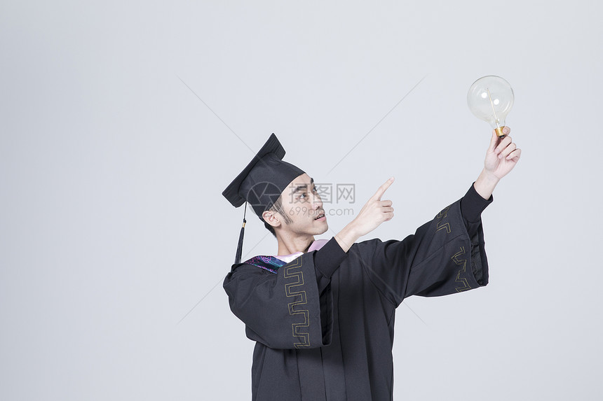 拿着灯泡的毕业生图片