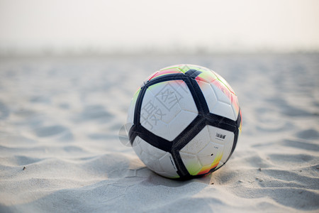 沙滩上的足球背景图片