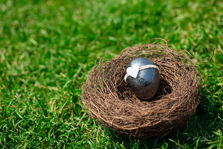 草地上的复活节彩蛋庆祝高清图片素材