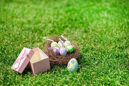 快乐复活节彩蛋草地上的复活节彩蛋背景