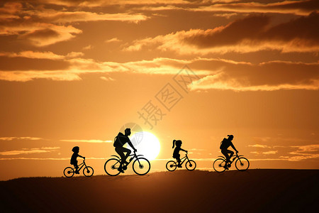 骑木马的男孩夕阳下的一家人设计图片
