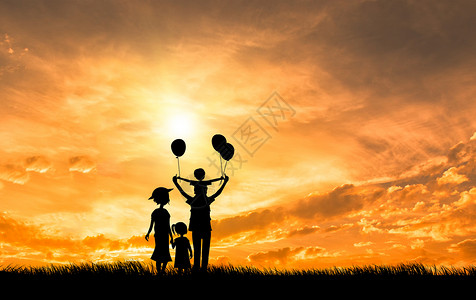 拿着气球的孩子夕阳下一家人剪影设计图片