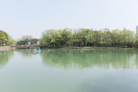 春天公园湖泊游玩风景图片