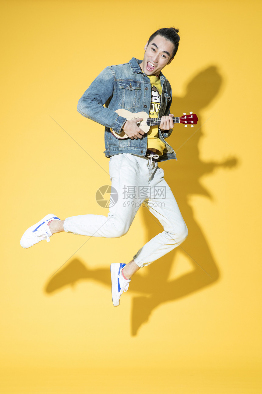 拿着吉他的青年男性图片
