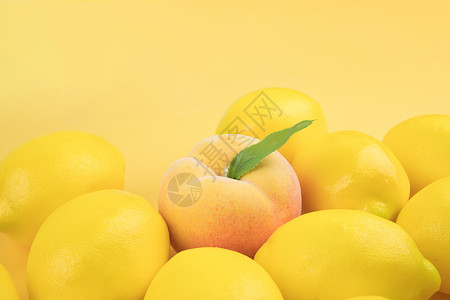 仿真水果柠檬和桃子高清图片