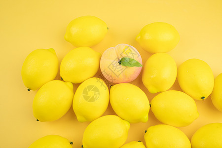 仿真水果柠檬和桃子背景图片