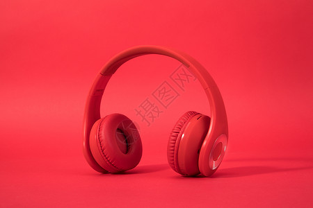 红色背景里的头戴式耳机背景图片