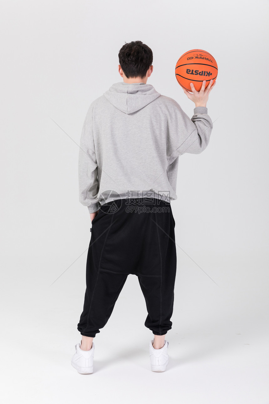 帅气男生拿篮球打篮球图片