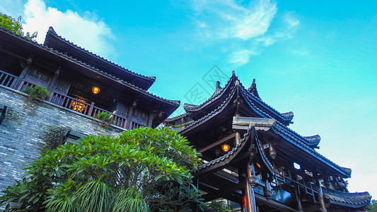 蓝天白云下的中国传统建筑图片
