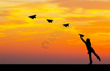 风筝和小女孩女孩扔纸飞机剪影设计图片