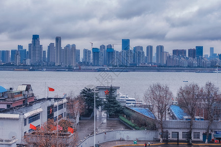 阴天云层暴雨来临前的城市江景背景