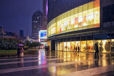 雨中行走路人购物中心门口雨景背景