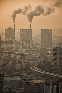 烟雾下的现代城市大连背景图片