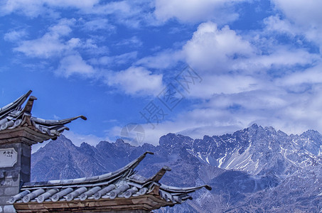 绿色宫廷扇子丽江玉龙雪山背景