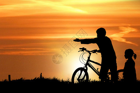 骑车秋游的男孩夕阳下骑车的小朋友设计图片