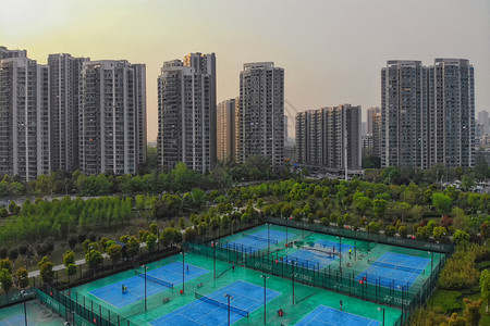 城市小区里的网球场高清图片