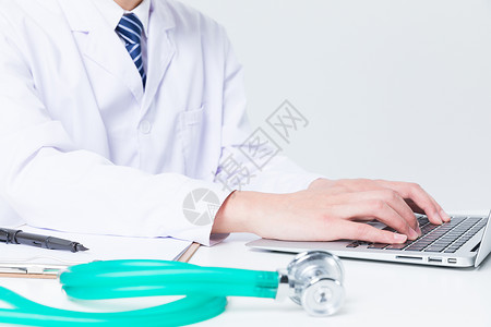 医生在线解答电脑前打字看病的医生背景