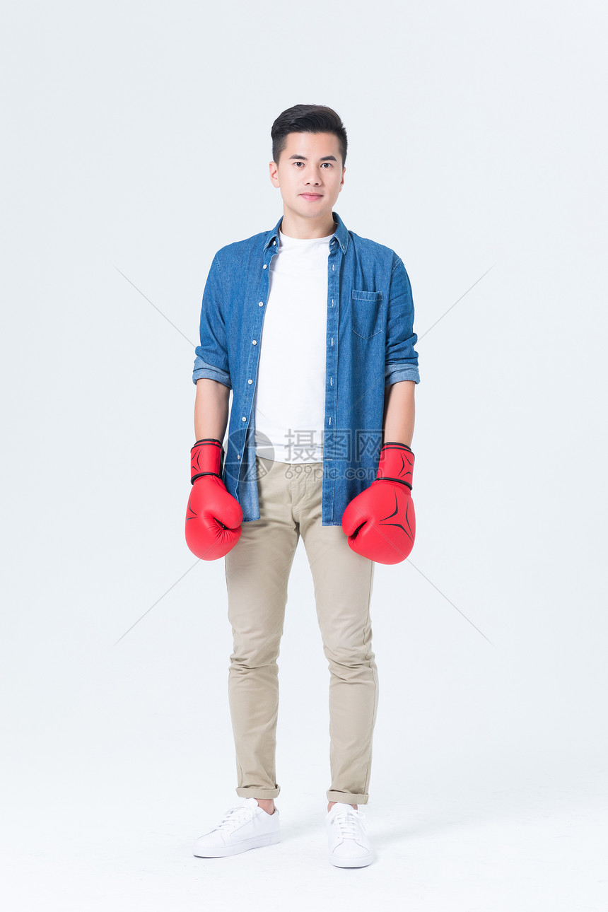 年轻男性戴拳击手套图片
