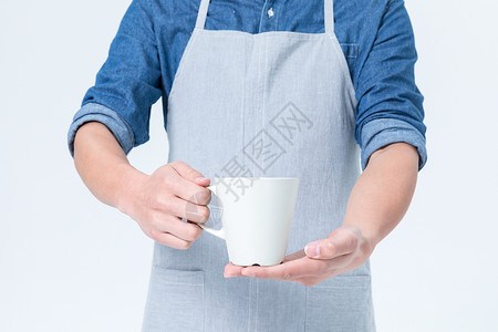 拿着咖啡杯的咖啡师服务员背景图片