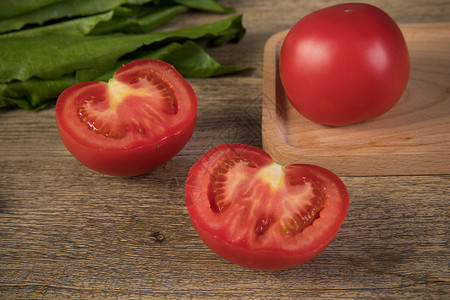 切开的西红柿切开的新鲜西红柿背景