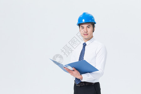 工人手拿锯手拿文件夹戴安全帽的工程师背景