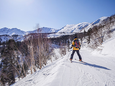 雾凇梅池梅池高原滑雪场背景