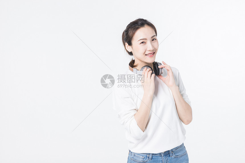 爱音乐的青年女性 图片