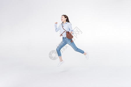 带包奔跑素材青年女性奔跑背景