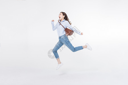 带包奔跑素材青年女性奔跑背景