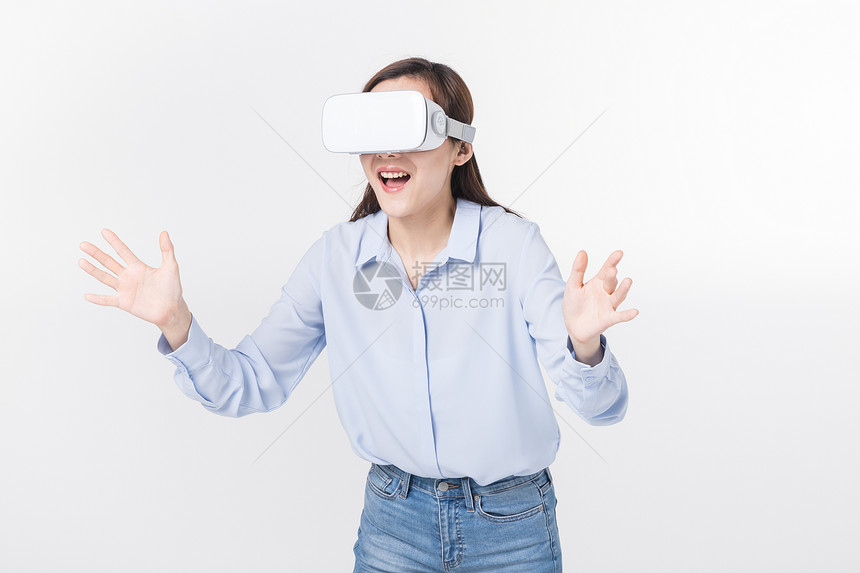青年女性体验VR游戏图片