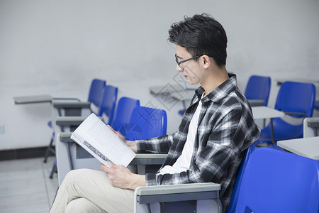 学生在认真阅读图片