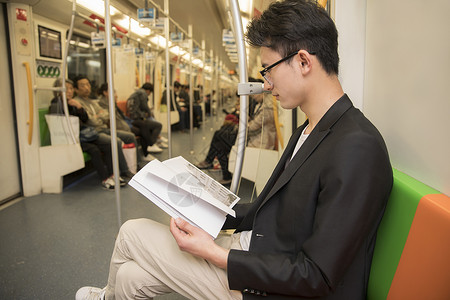 浏览商务男士在地铁里阅读背景