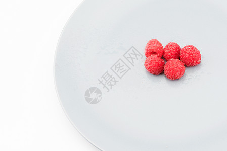 装在盘子里极简的树莓背景