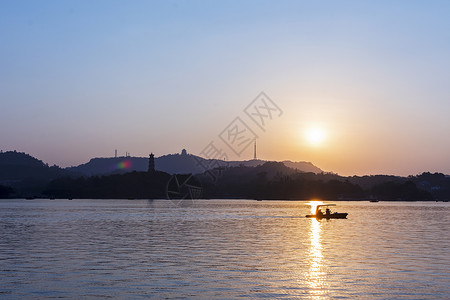 孤独一人湖泊山脉落日背景背景