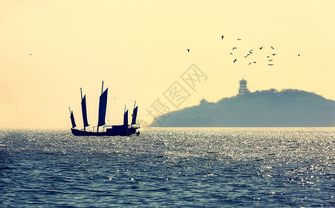 阳光下的太湖风光与桅杆船背景